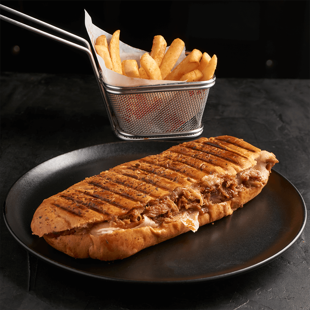 25. SANDWICHE DE COSTILLA AHUMADA Sándwich de Costilla Ahumada - Image 1